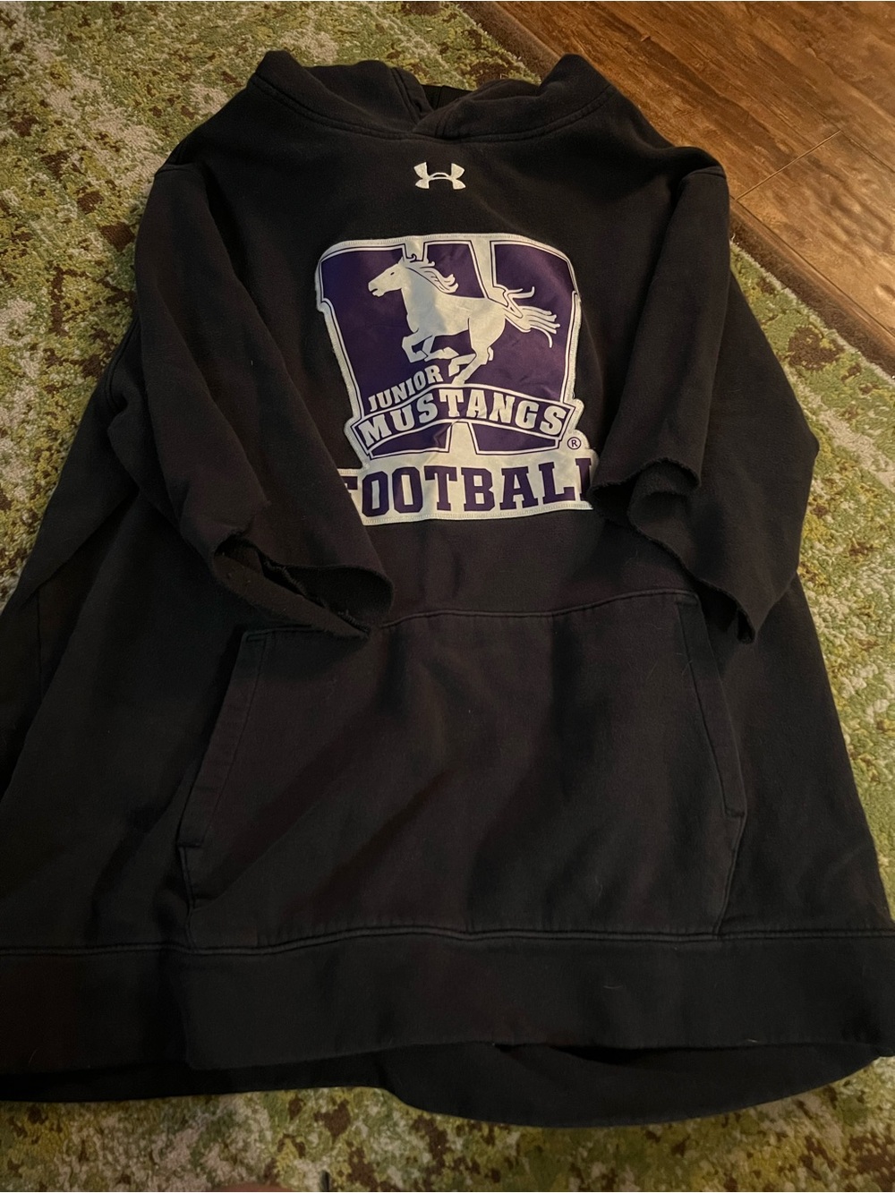 Under Armour Men’s Black Junior Mustangs Football Pullover Hoodie cut off sleeve